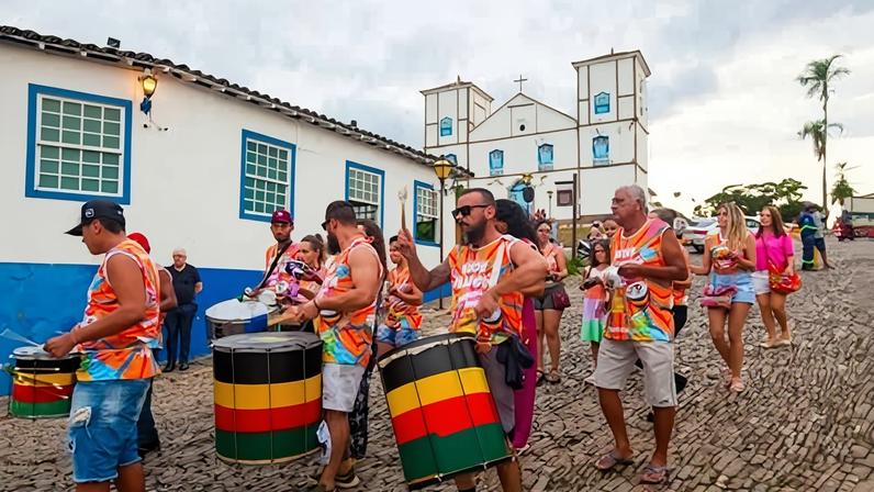 Blocos de Carnaval nas ruas próximas a templos religiosos alimentam debate sobre limites entre festa popular e direito ao culto. Foto: Imagens públicas