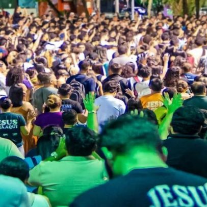 Culto ao ar livre em Fortaleza atrai fiéis