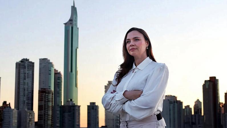 A engenheira Stéphane Domeneghini, especializada em prédios altos, entre eles o One Tower, com 290 metros de altura (ao fundo)