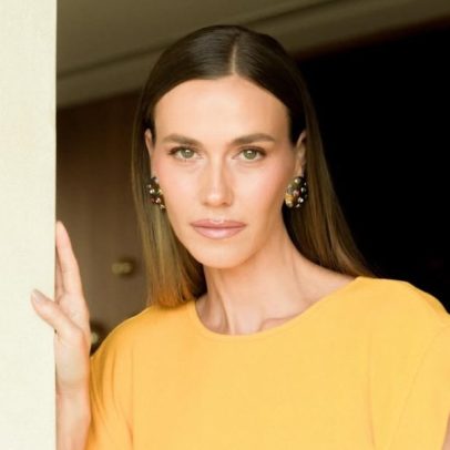 Renata Kuerten adota loiro amendoado e mostra antes e depois