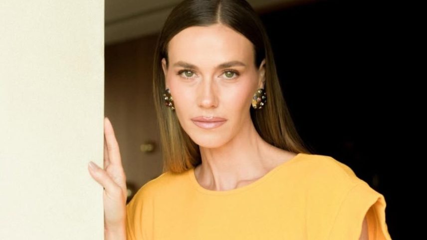 Renata Kuerten adota loiro amendoado e mostra antes e depois