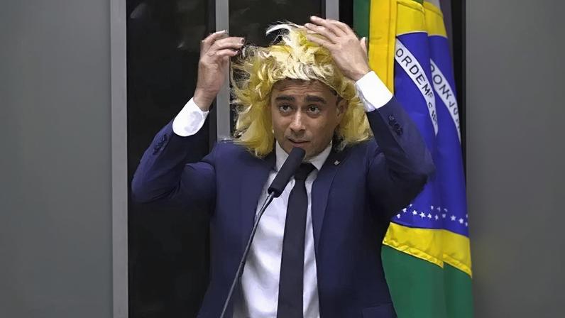 Deputado federal Nikolas Ferreira discursa usando peruca no plenário da Câmara — Foto: Reprodução/Redes sociais