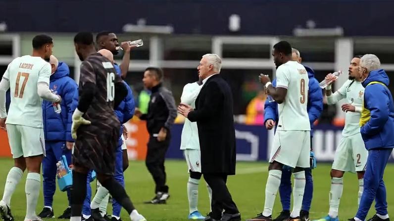 Técnico da França, Didier Deschamps reclamou da pausa para hidratação em Brasil x França — Foto: Getty Images