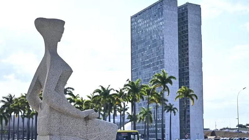 STF reduz extras no Judiciário; economia bilionária, teto mantido e IR avaliado