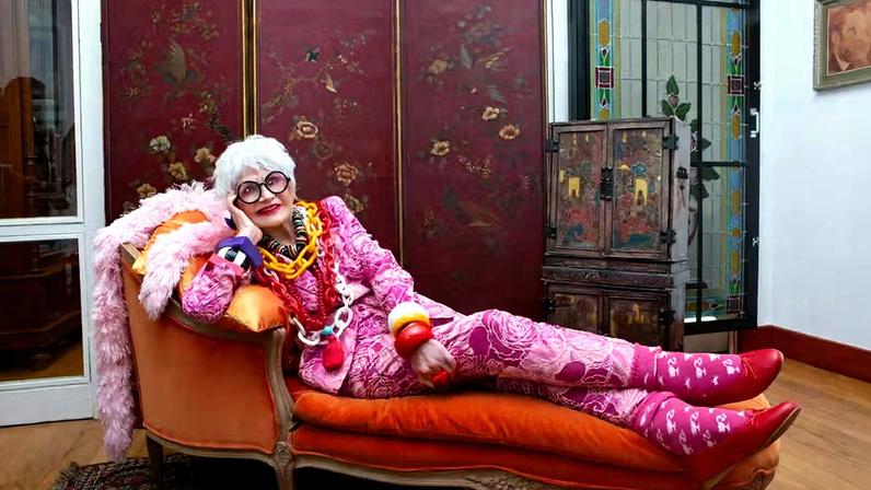 Rosamaria Murtinho, 93, estreia peça sobre ícone fashion com a neta