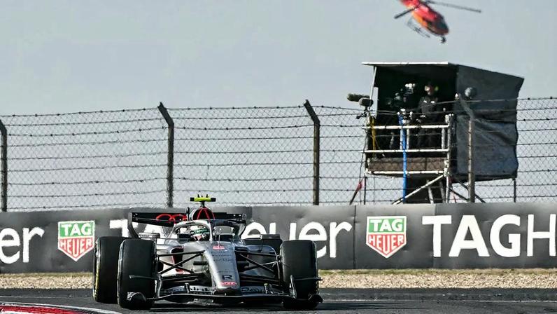 Gabriel Bortoleto em ação no GP da China pela F1 2026 (Foto: HECTOR RETAMAL / AFP)