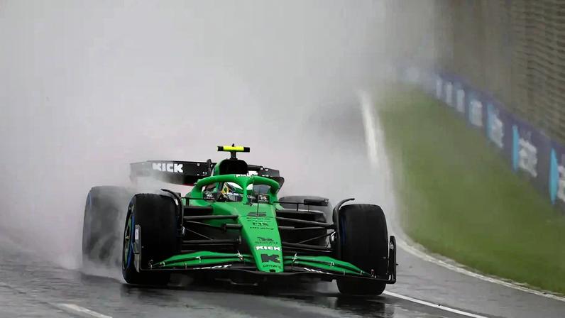 Gabriel Bortoleto em pista molhada no GP da Austrália (Foto: Glenn Dunbar/LAT Images)