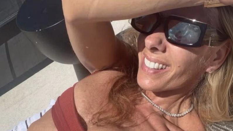 Adriane Galisteu aproveita dia de sol e renova o bronze