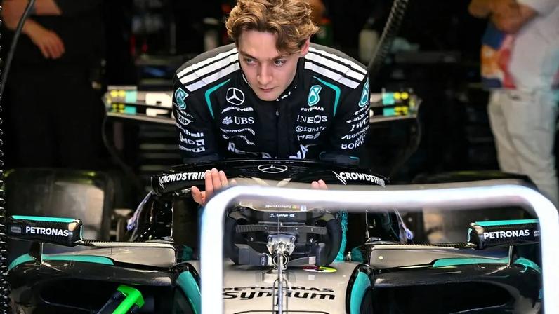 George Russell em garagem da Mercedes no GP da Austrália pela F1 2026 (Foto: WILLIAM WEST / AFP)