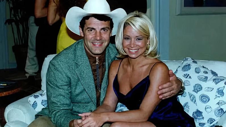 Gerson Brenner e Danielle Winits interpretaram Jorginho e Alicinha na novela 'Corpo Dourado' (Globo, 1998) — Foto: Divulgação