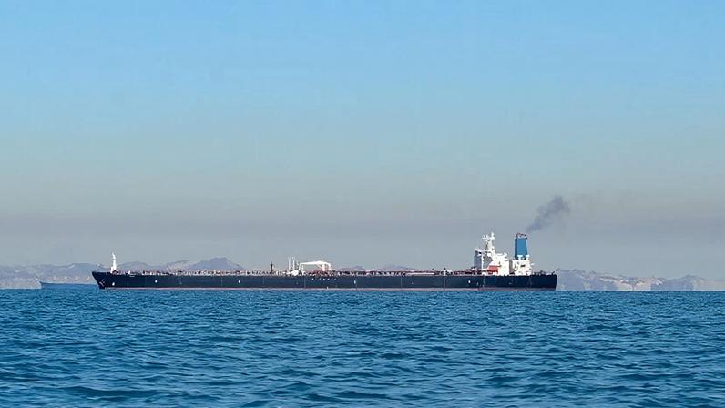 Grande navio petroleiro no Estreito de Ormuz, Golfo Pérsico, Irã
