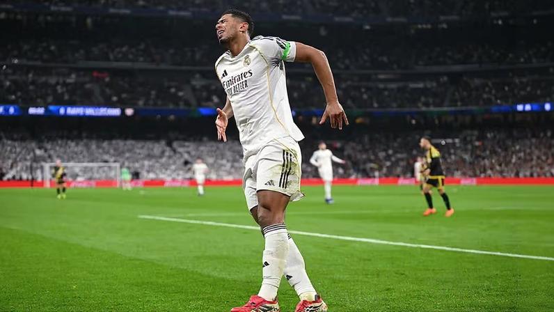 Mbappé se machucou no início da vitória sobre o Rayo Vallecano, em 1º de fevereiro — Foto: Denis Doyle/Getty Images