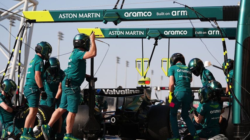 Lance Stroll no pit lane do Circuito de Sakhir, no Bahrein, durante os testes da F1 2026 — Foto: Bradley Collyer/PA Images via Getty Images