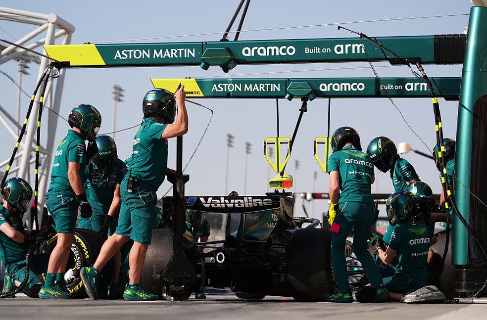 Lance Stroll no pit lane do Circuito de Sakhir, no Bahrein, durante os testes da F1 2026 — Foto: Bradley Collyer/PA Images via Getty Images