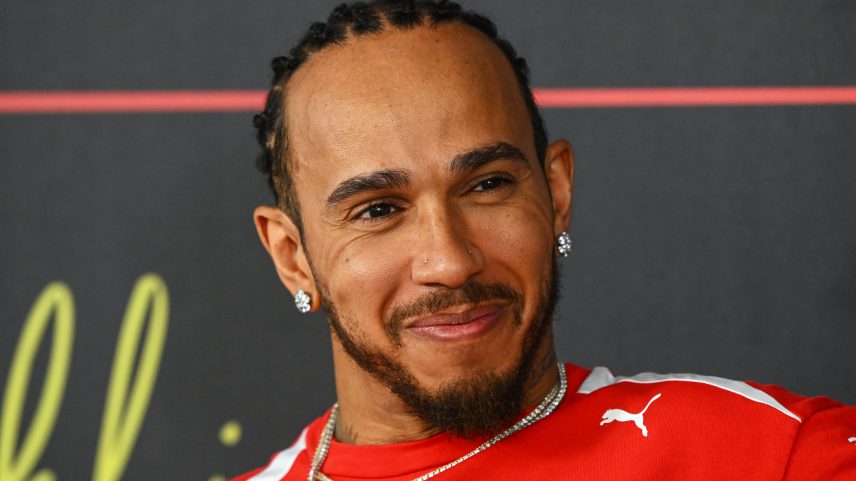 Lewis Hamilton disse que chega diferente à F1 2026 — Foto: Mark Sutton - Formula 1/Formula 1 via Getty Images