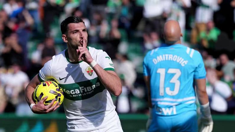 Árbitro ativa protocolo antirracismo após acusação a Rafa Mir em Elche–Espanyol