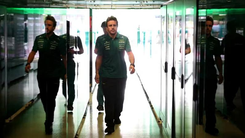 Alonso caminha na garagem da Aston Martin antes do GP da Austrália de F1 2026 — Foto: Lars Baron/Getty Images