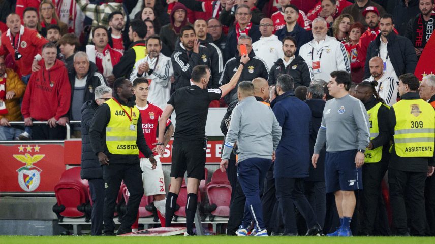 Mourinho suspenso por um jogo após expulsão no clássico Benfica-Porto