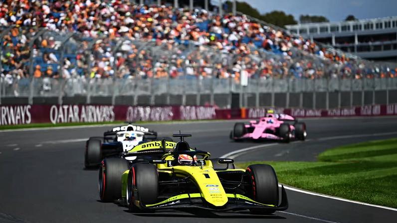 Largada da corrida no circuito de Albert Park, em Melbourne.