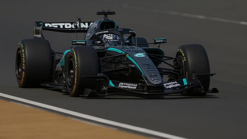Russell vence sprint do GP da China; Bortoleto fica em 13º