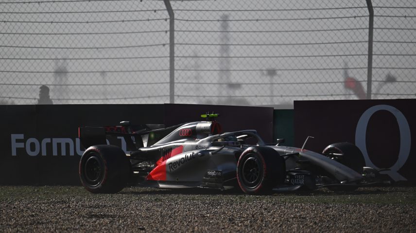 Gabriel Bortoleto roda e sai da pista na classificação para o GP da China — Foto: Guido De Bortoli/LAT Images