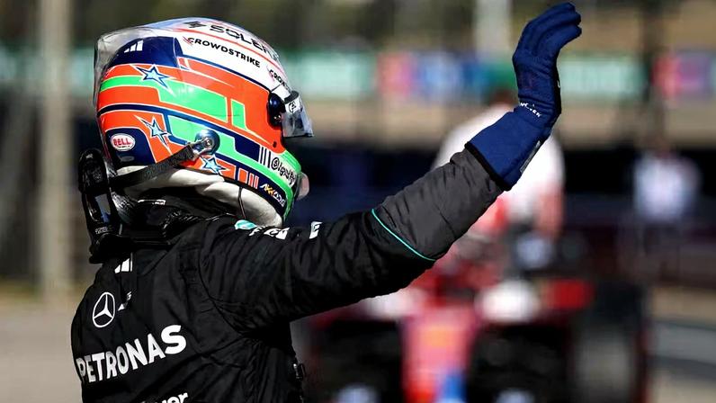 Kimi Antonelli comemora a primeira pole position da carreira, no GP da China de F1 2026 — Foto: Sam Bloxham/LAT Images