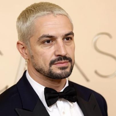 Gabriel Leone chega ao tapete vermelho do Oscar