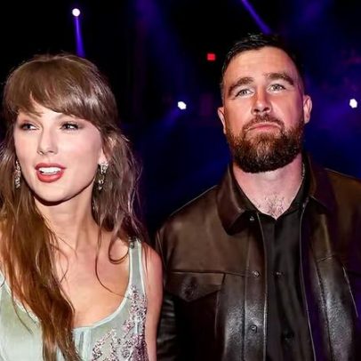 Taylor Swift e Travis Kelce trocam beijos na estreia conjunta em premiação