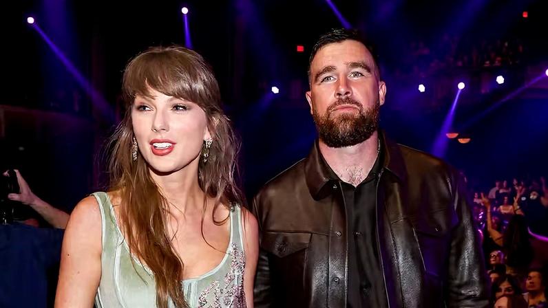 Taylor Swift e Travis Kelce trocam beijos na estreia conjunta em premiação