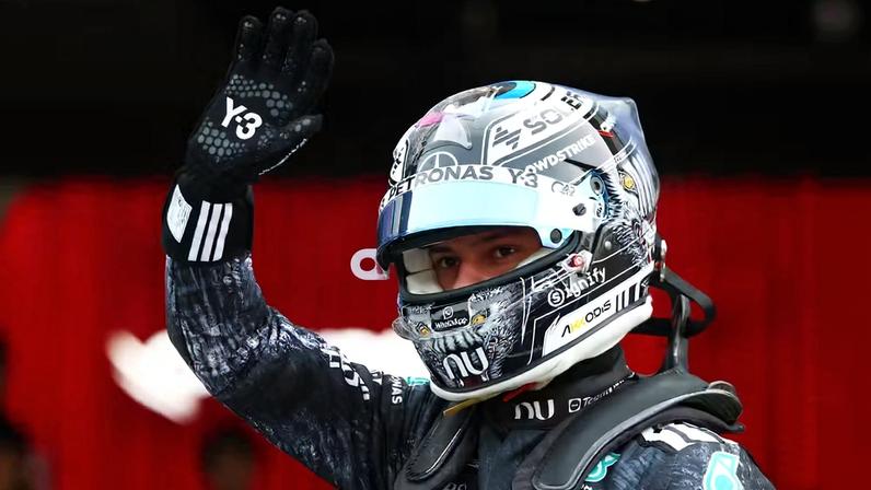 Kimi Antonelli celebra pole position para o GP do Japão de F1 2026 — Foto: Sam Bloxham/LAT Images