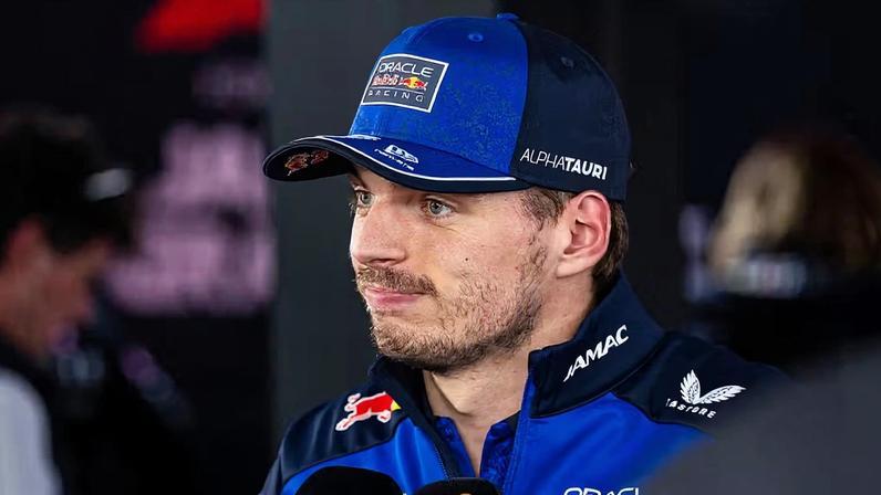 Max Verstappen concede entrevistas após 11º no grid de largada do GP do Japão — Foto: Jayce Illman/Getty Images