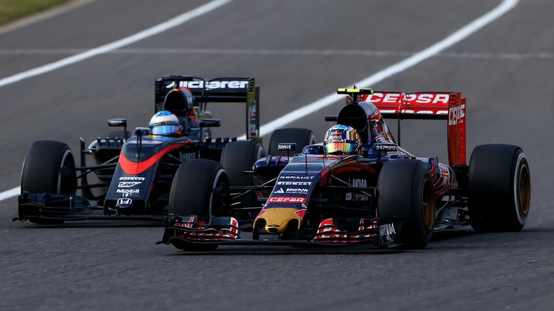 Em 2015, Alonso foi ultrapassado em Suzuka e criticou Honda: "Motor de GP2" — Foto: Getty Images