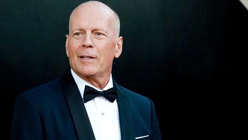 Bruce Willis é visto em passeio em seu 71º aniversário, com demência