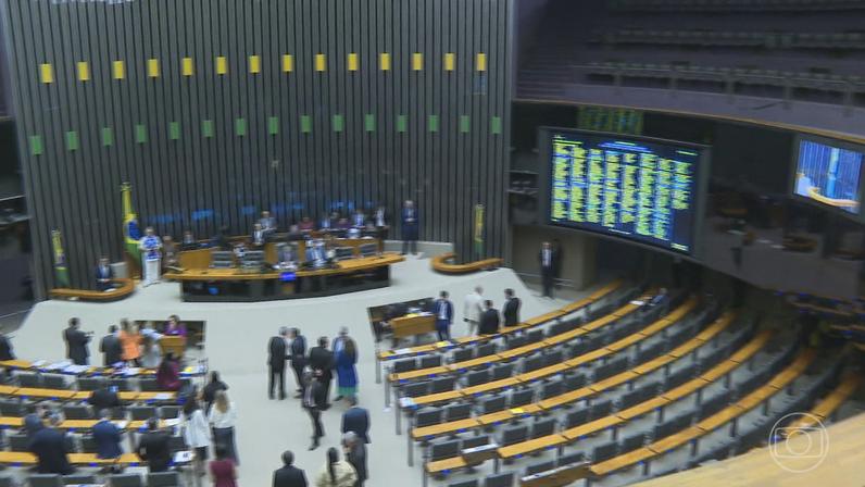 Congresso aprova LDO com calendário de pagamento de R$ 13 bilhões em emendas parlamentares até as eleições de 2026. — Foto: Jornal Nacional/ Reprodução