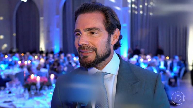 Daniel Vorcaro (no destaque) deixa a prisão usando boné e camiseta branca — Foto: Reprodução/Arquivo pessoal e Bruna Vieira/TV Globo