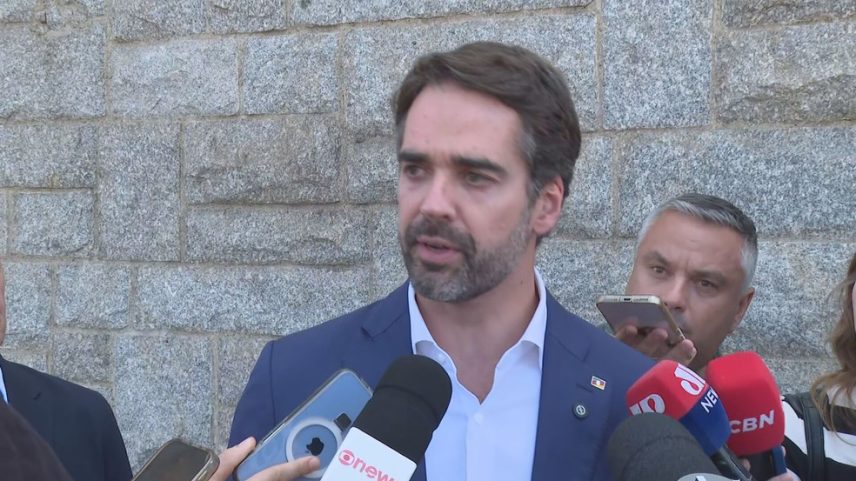 O governador do Rio Grande do Sul, Eduardo Leite (PSD), durante desembarque em São Paulo nesta quarta-feira (25). — Foto: Reprodução/GloboNews