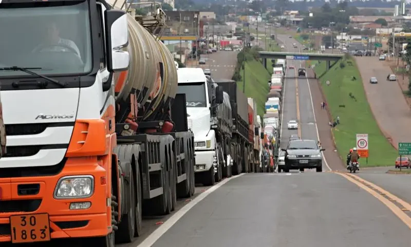 Governo e caminhoneiros fecham acordo para adiar greve