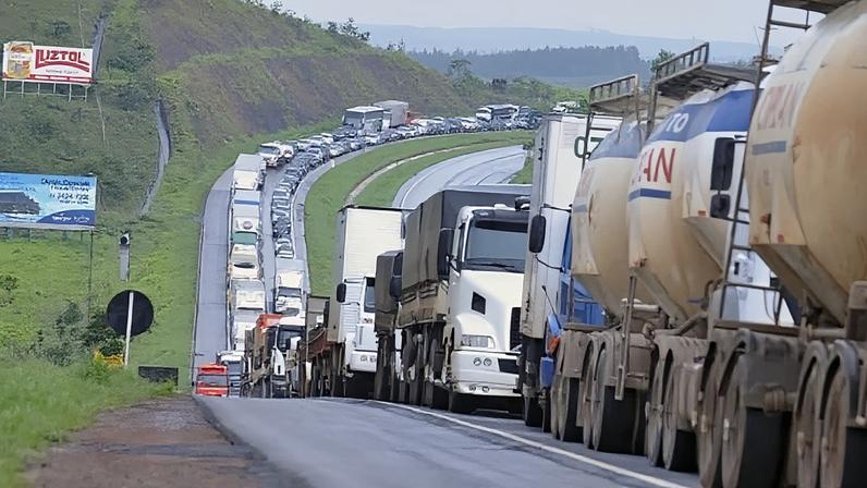 Greve de caminhoneiros deve começar na quinta, segundo sindicatos