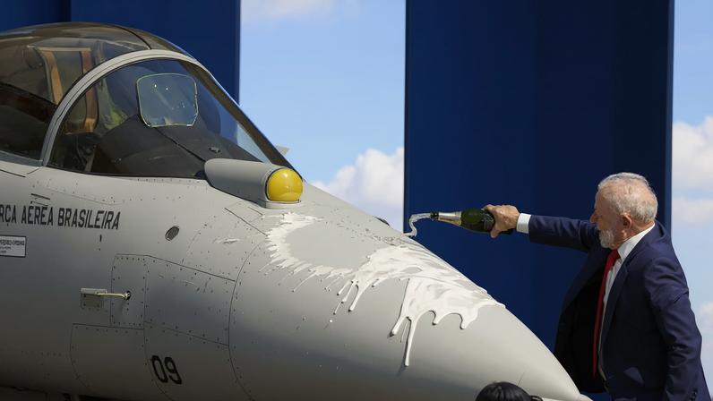 Embraer apresenta o primeiro caça supersônico produzido no Brasil