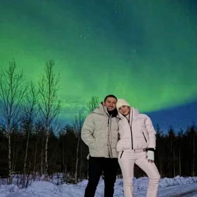 Hariany posa com namorado, irmão de Anitta, na Finlândia e celebra aurora boreal
