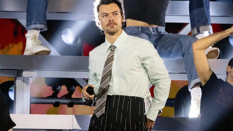 Harry Styles no clube traz destaques de Kiss All the Time e disco