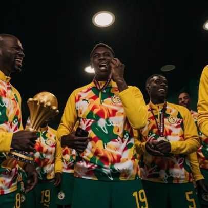Senegal exibe troféu da Copa Africana após revogação do título