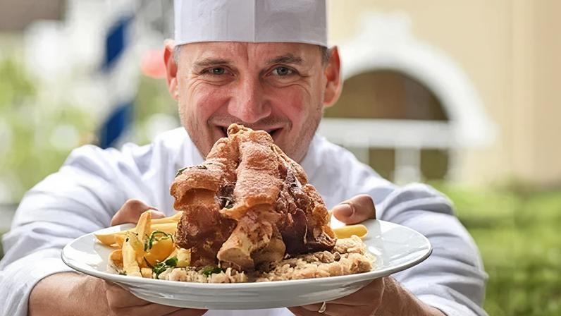 Heiko Grabolle está à frente do restaurante Biergarten Pomerânia, em Pomerode