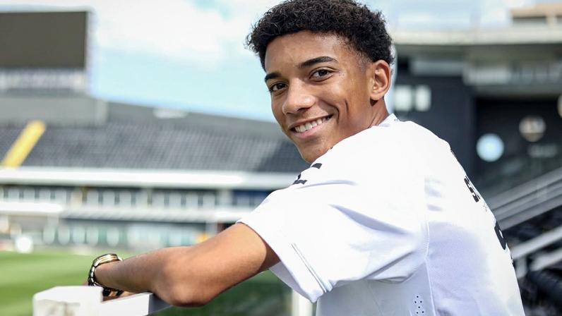 Robinho Jr. após assinatura de contrato com o Santos