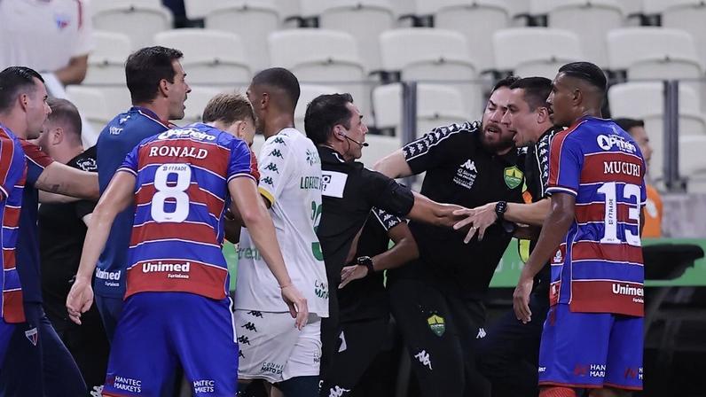 Fortaleza x Cuiabá: agressões entre Carpini e Eduardo Barros na Série B