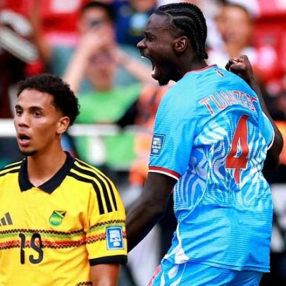 Zagueiro decide; RD Congo vence Jamaica e avança ao grupo com Portugal e Colômbia