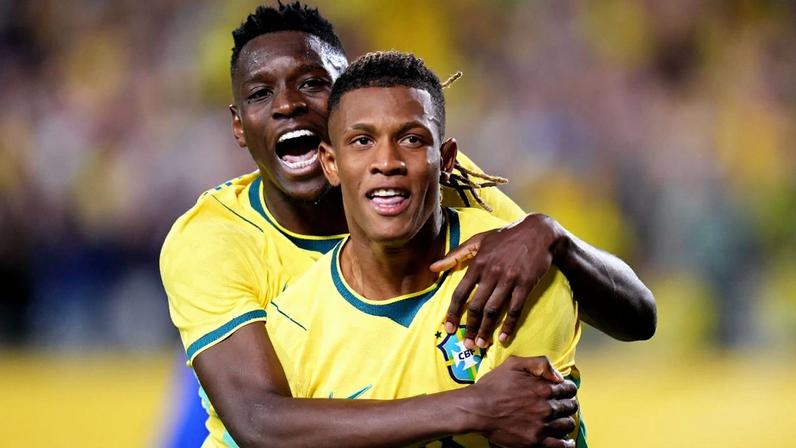 GOLAÇO DO BRASIL! Danilo recebe assistência 'debochada' de Vinicius Jr. e marca contra a Croácia; VEJA (0:32)