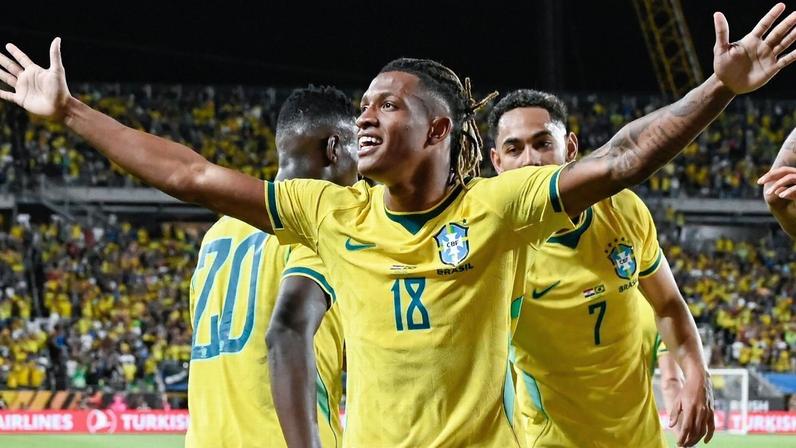 Danilo aproveita estreia como titular e disputa vaga na Copa