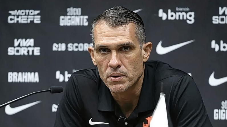 Auxiliar do Vasco evita Renato Gaúcho e vê caminho para técnico, elogiando Diniz