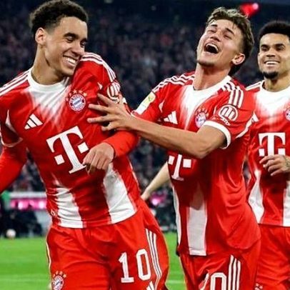 Brasileiro de 17 anos estreia, Bayern vence Mönchengladbach e abre 14 pontos